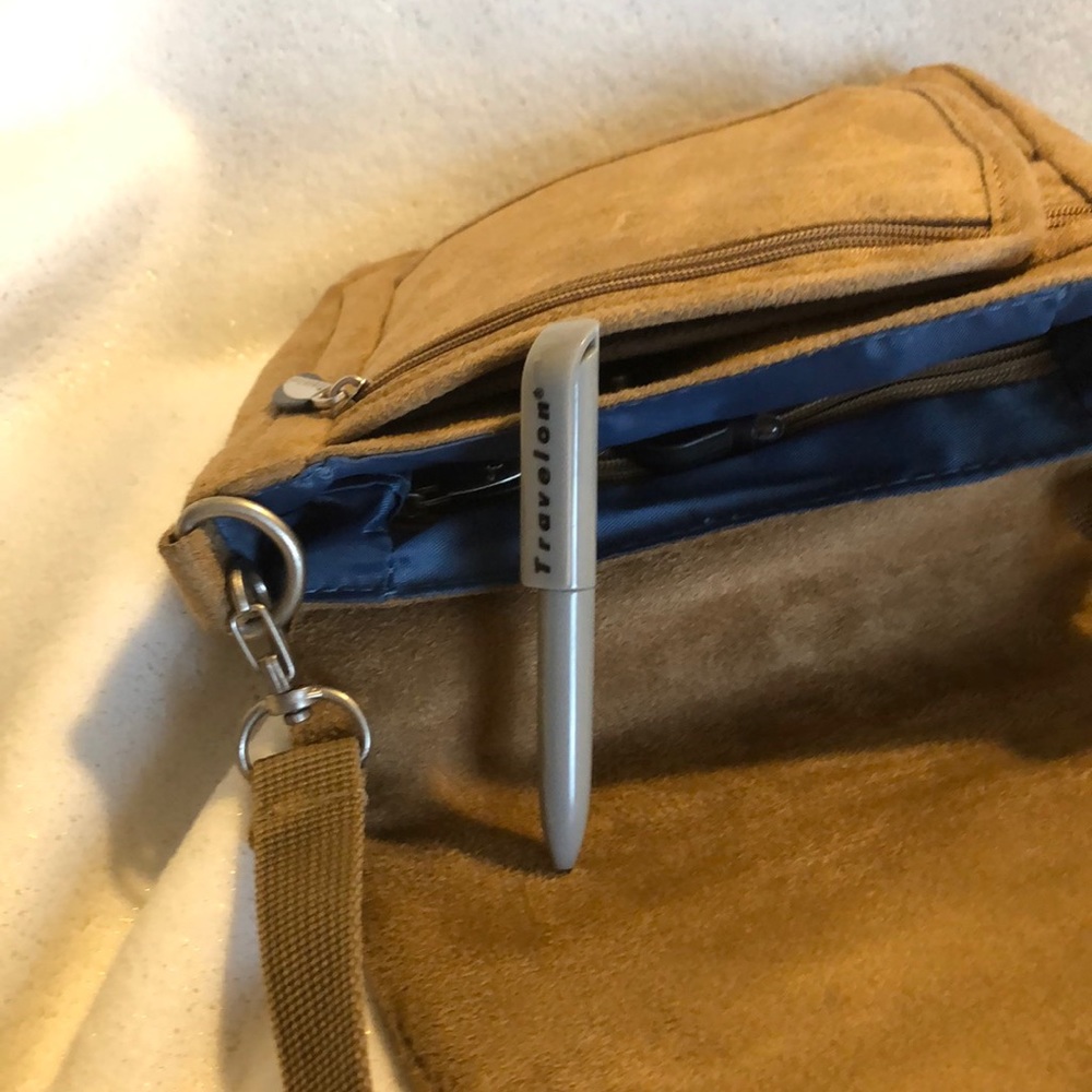 COPY - Bag over shoulder or can be used as fanny pack - Picture 5 of 6